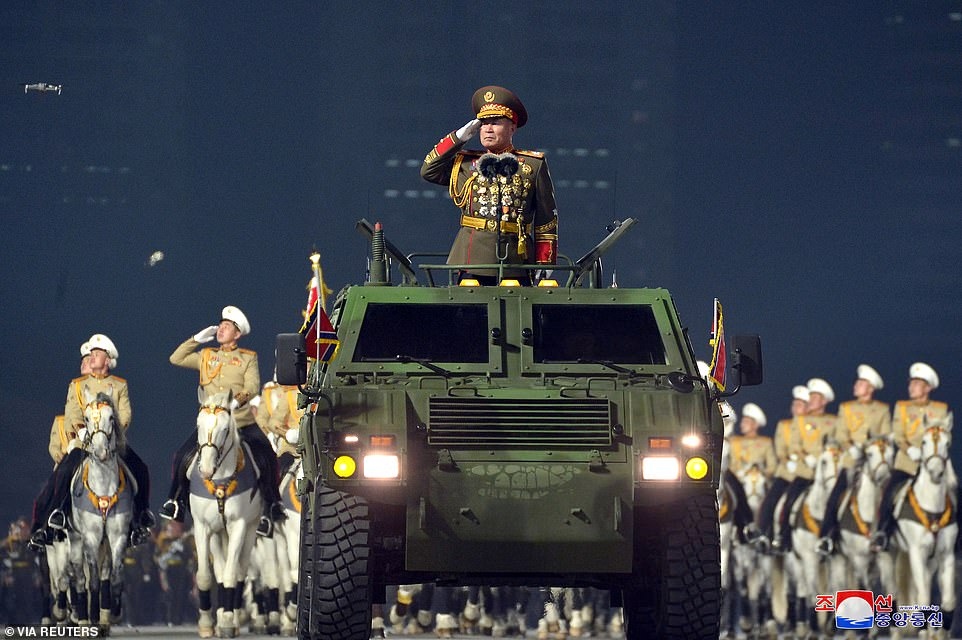 Cận cảnh duyệt binh hoành tráng tại Triều Tiên ngay sau Đại hội Đảng lần thứ 8