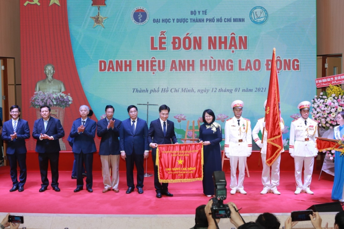 Phó Chủ tịch nước trao danh hiệu Anh hùng lao động thời kỳ đổi mới ở TPHCM và Đồng Nai