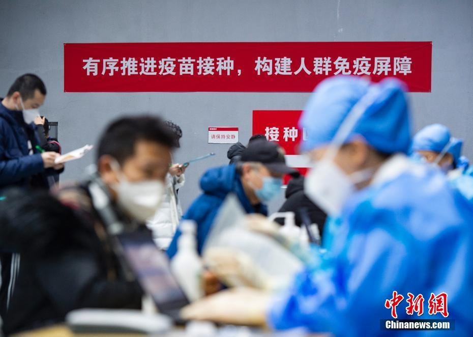 Người dân Bắc Kinh (Trung Quốc) xếp hàng tiêm vaccine ngừa Covid-19