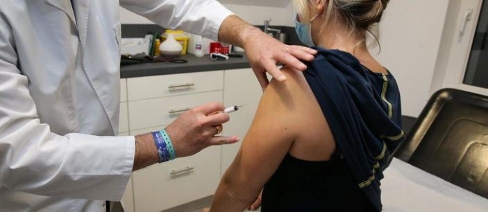 10 lý do bạn nên đi tiêm chủng vaccine ngừa COVID-19