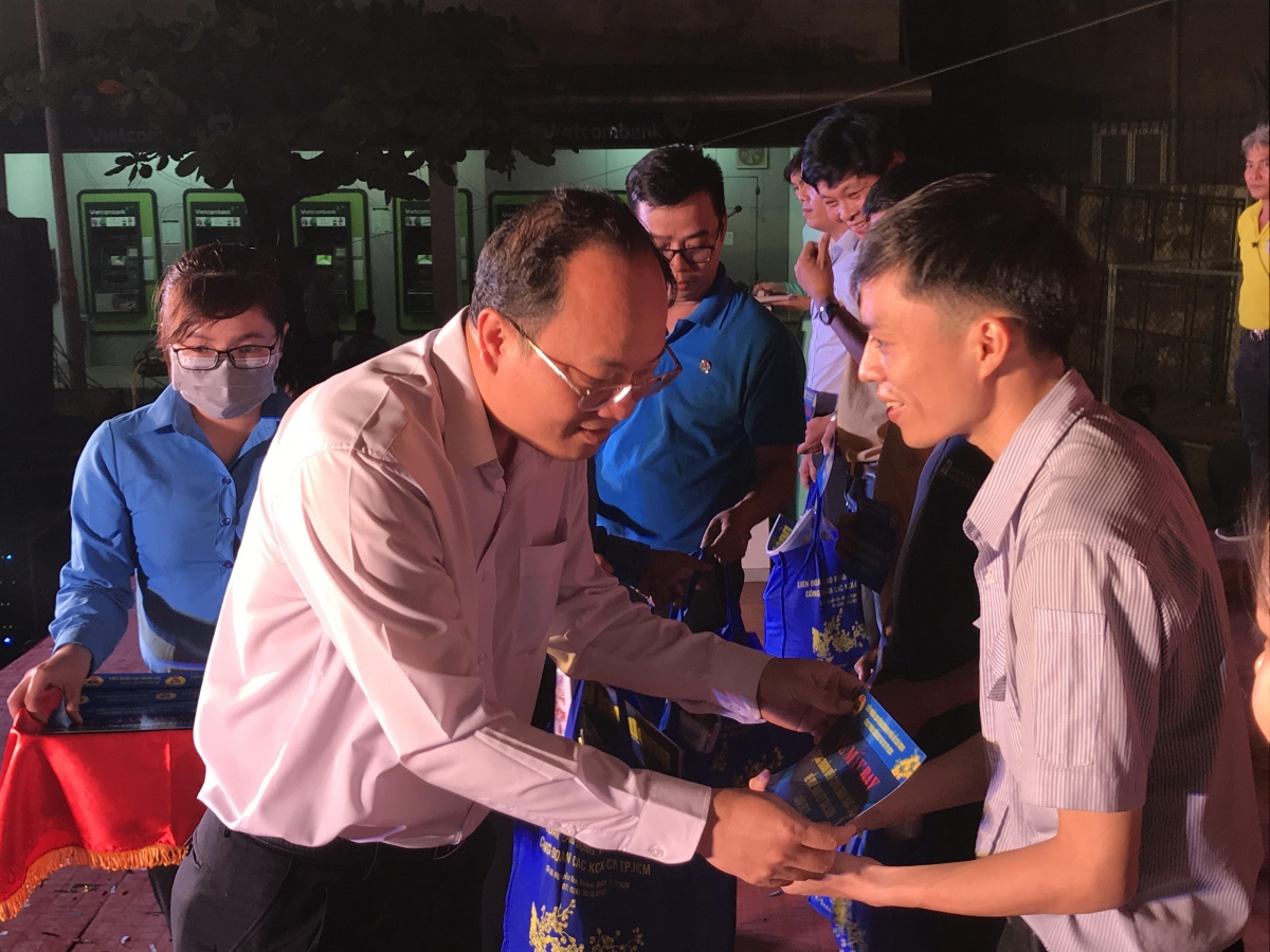 TPHCM tặng hơn 800 “tấm vé nghĩa tình” cho công nhân về quê đón Tết