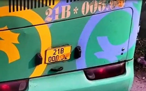 Xe khách cố tình che biển số trên cao tốc Nội Bài - Lào Cai