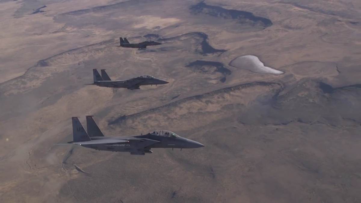 Xem "đại bàng" F-15E phô diễn kỹ thuật, chao lượn ấn tượng trên bầu trời