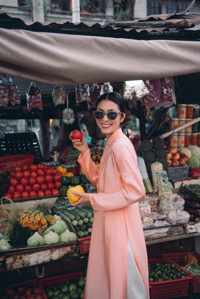Tăng Thanh Hà mặc áo dài đi chợ Tết