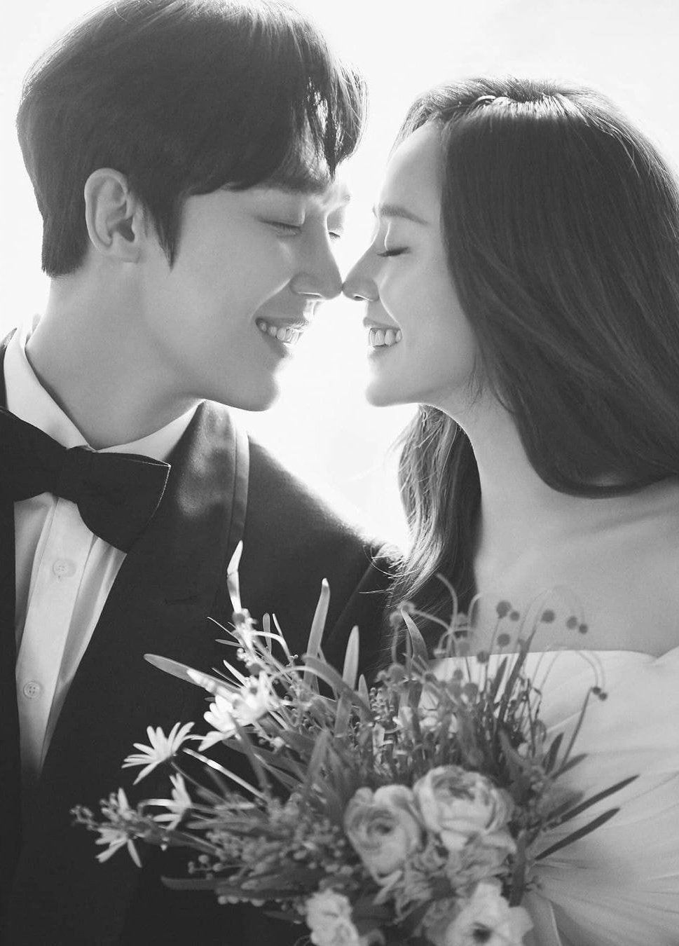 Cặp đôi "Penthouse" Oh Yoon Hee và Ha Yoon Chul gây sốt với loạt ảnh cưới đẹp như mơ