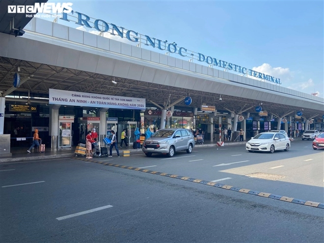 29 Tết, sân bay Tân Sơn Nhất thưa thớt, hành khách kín mít đồ bảo hộ