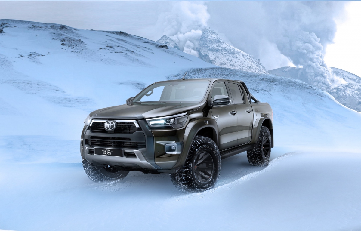 Bán tải Toyota Hilux ấn tượng hơn sau khi "qua tay" Arctic Trucks