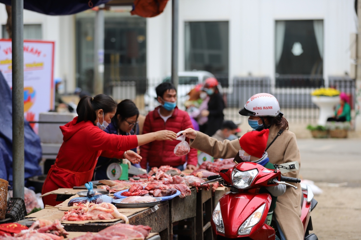 Chợ sớm Sơn La tấp nập ngày mùng 2 Tết