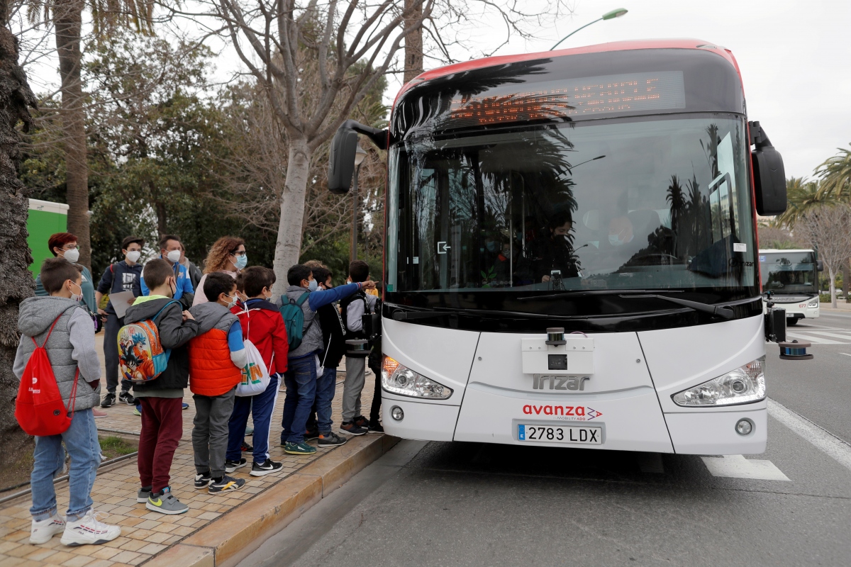 Du khách thích thú với xe buýt tự động tại Malaga, Tây Ban Nha