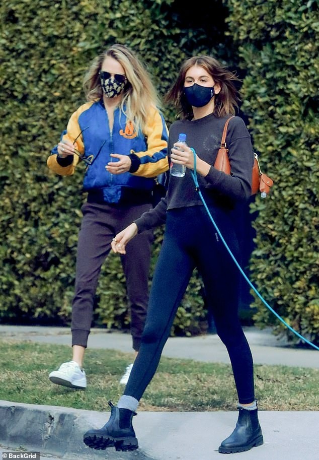 Cara Delevingne diện đồ năng động xuống phố cùng bạn thân Kaia Gerber