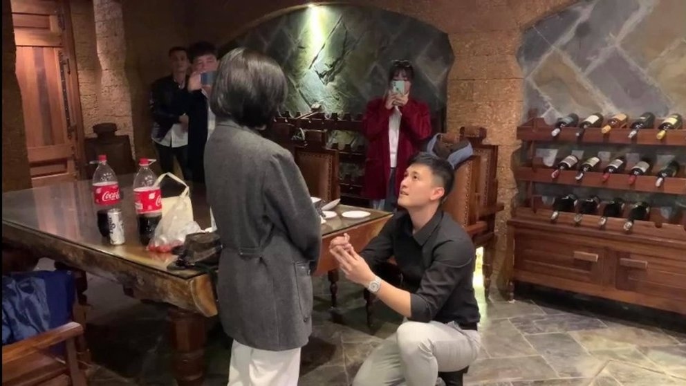 Chuyện showbiz: Diễn viên Huỳnh Anh quỳ gối cầu hôn bạn gái hơn 6 tuổi