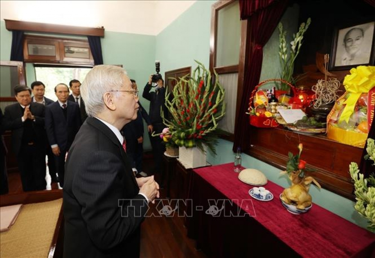 Party chief offers incense to commemorate late President Ho