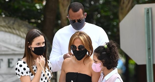 Jennifer Lopez gợi cảm đi ăn trưa cùng bạn trai và các con