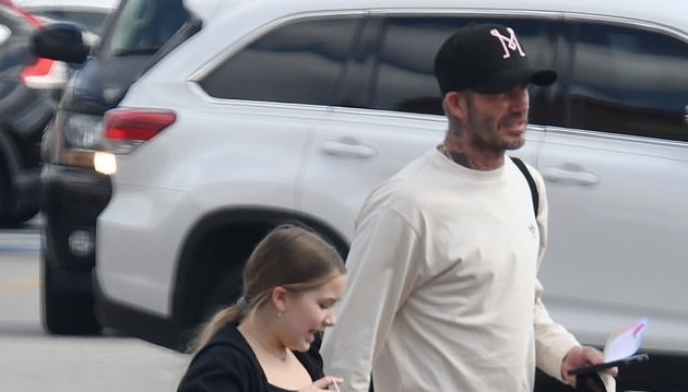 Con gái David Beckham mặc croptop đáng yêu đi học nhảy