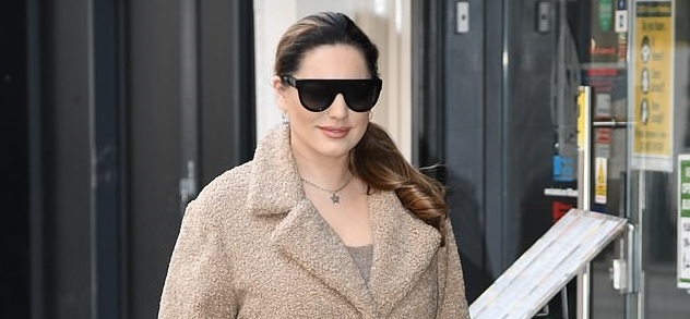 Siêu mẫu Kelly Brook rạng rỡ đến đài phát thanh