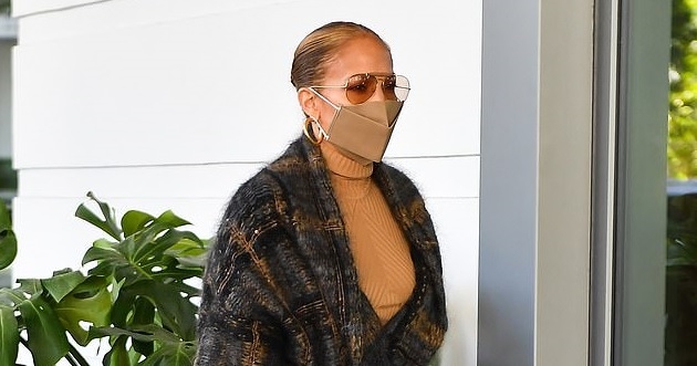 Jennifer Lopez sành điệu đi ăn trưa cùng hôn phu kém tuổi