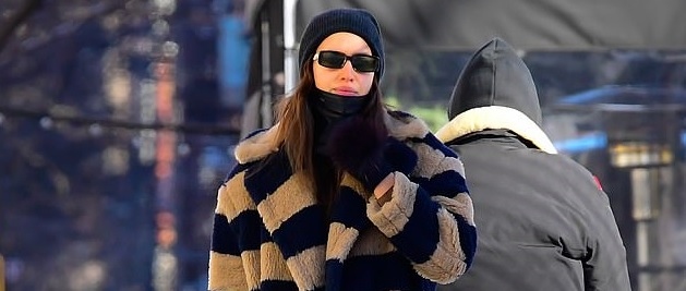 Siêu mẫu Irina Shayk mặc đồ ấm áp đi dạo trên lớp tuyết dày đặc