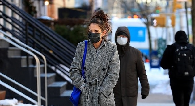 Katie Holmes luộm thuộm ra phố trong tiết trời giá lạnh