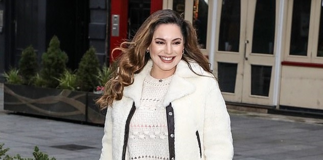 Siêu mẫu Kelly Brook diện đồ hiệu tái xuất xinh đẹp trên phố