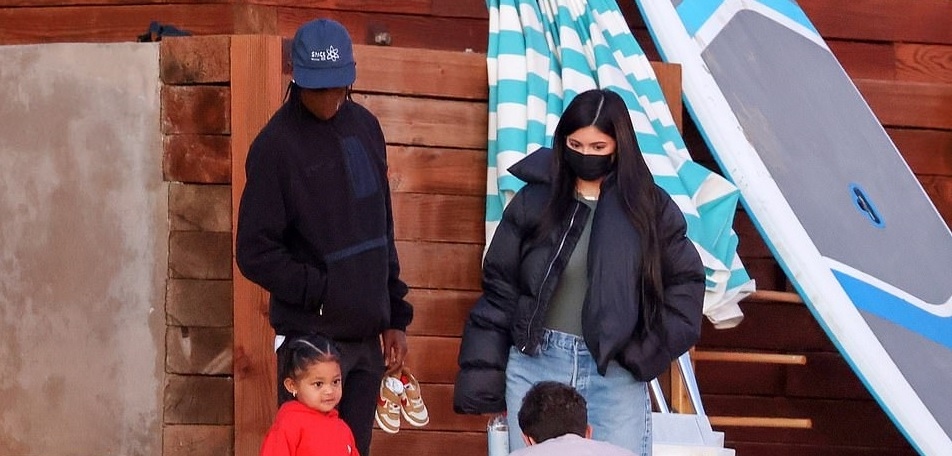 Kylie Jenner và tình cũ Travis Scott vui vẻ đưa con gái đi chơi biển