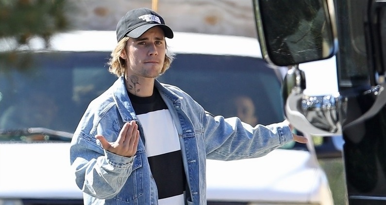 Justin Bieber diện đồ cá tính, hào hứng tìm chỗ đỗ xe cho lái xe riêng