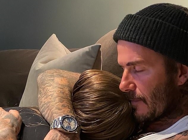 David Beckham ngọt ngào ôm con gái cưng vào lòng