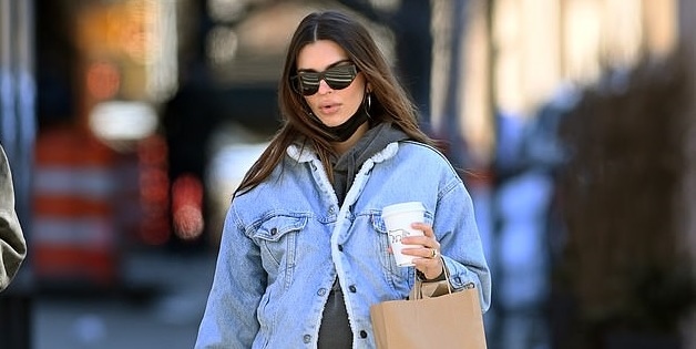 Emily Ratajkowski diện đồ denim cá tính giấu bụng bầu