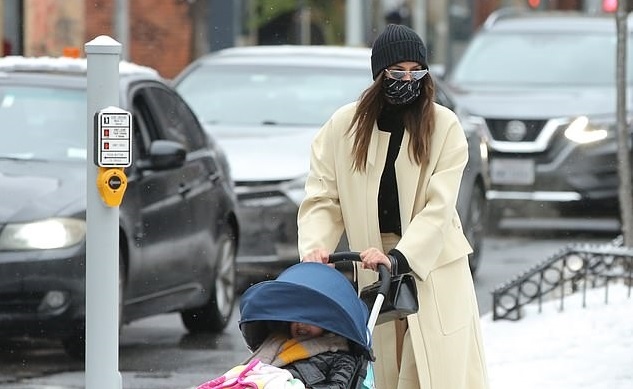 Irina Shayk đưa con gái dạo phố giữa thời tiết lạnh giá