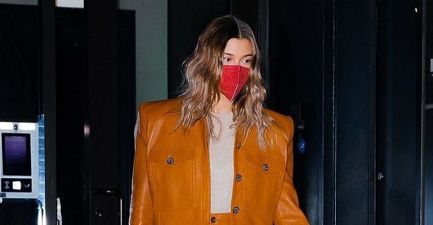 Hailey Baldwin lên đời phong cách với set đồ da hàng hiệu