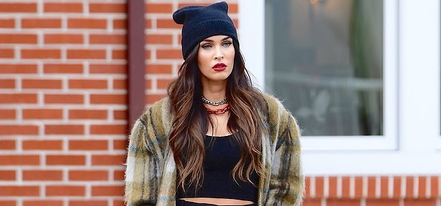 Megan Fox trang điểm đậm, tự lái siêu xe ra phố