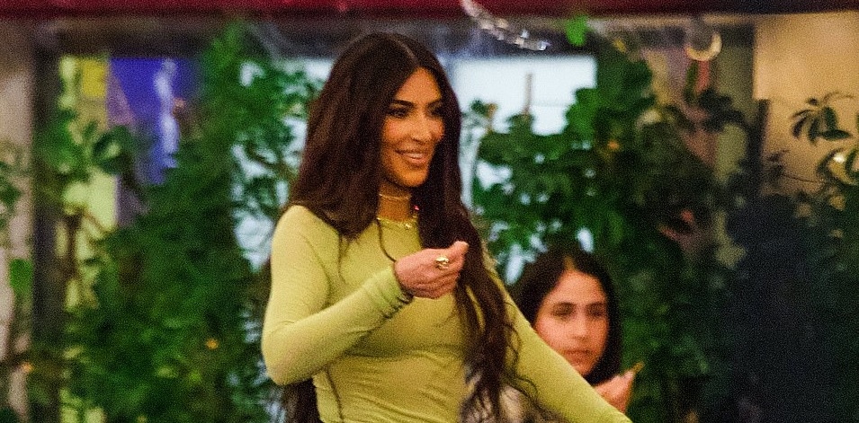 Kim Kardashian nóng bỏng đi ăn tối cùng bạn bè sau ồn ào ly hôn