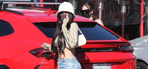 Kylie Jenner diện croptop khoe eo thon, lái siêu xe đi ăn trưa cùng bạn bè