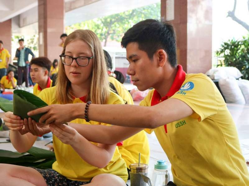 Hỗ trợ sinh viên nước ngoài ở lại Việt Nam dịp Tết