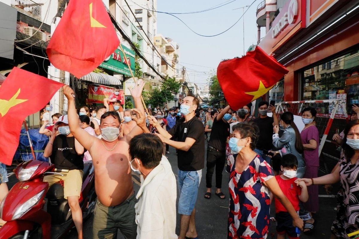 TPHCM: Người dân khu Mả Lạng ăn mừng vì được gỡ bỏ phong tỏa