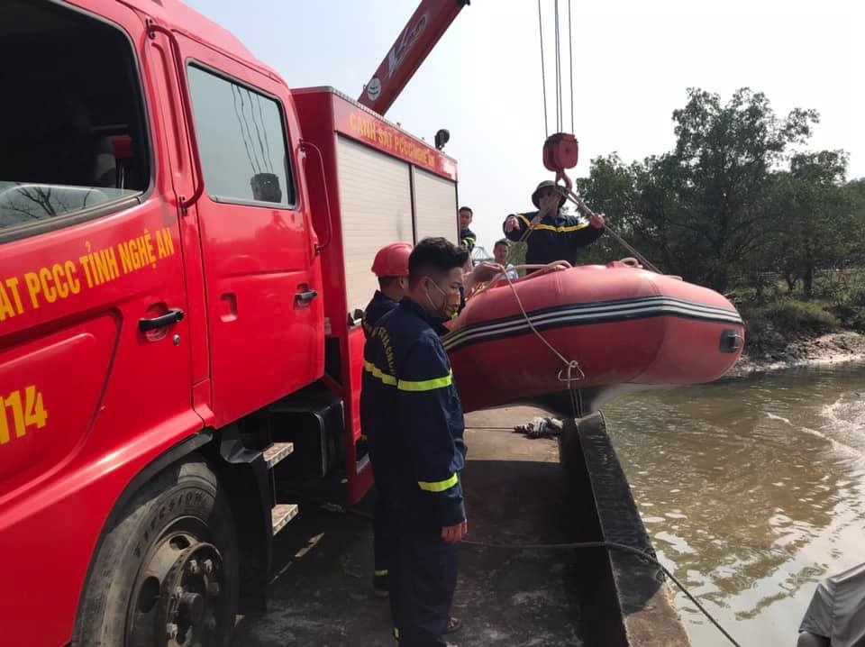 Nam thanh niên để lại xe máy trên cầu, gieo mình xuống sông Lam nghi tự vẫn