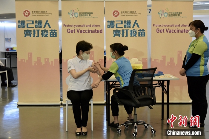 Quan chức Hong Kong (Trung Quốc) tiêm vaccine ngừa Covid-19