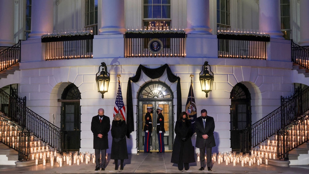 Tổng thống Mỹ Biden và phu nhân tưởng niệm hơn nửa triệu người tử vong vì Covid-19