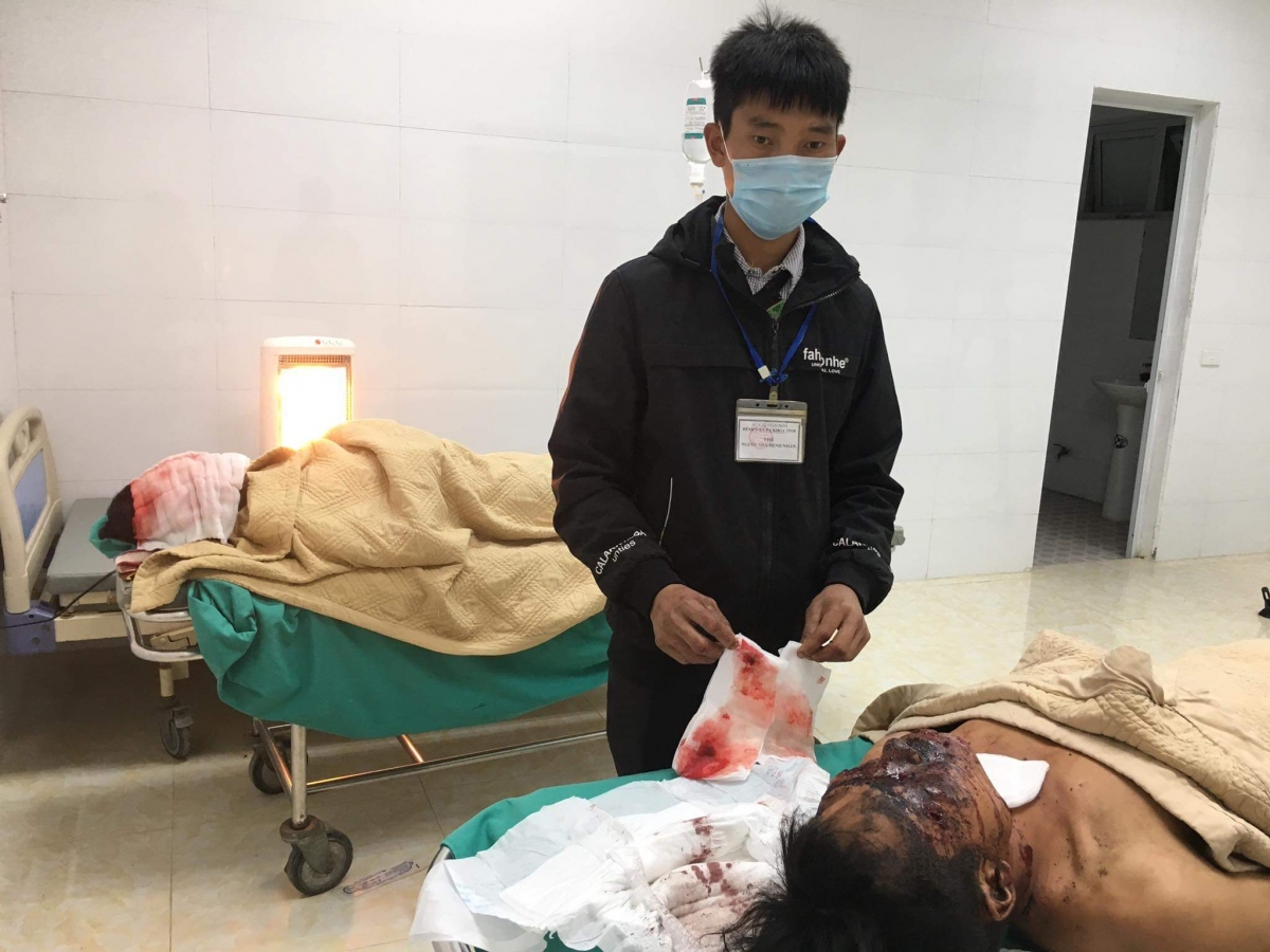 Hai người tại Điện Biên nhập viện do cưa cục sắt nghi là bom