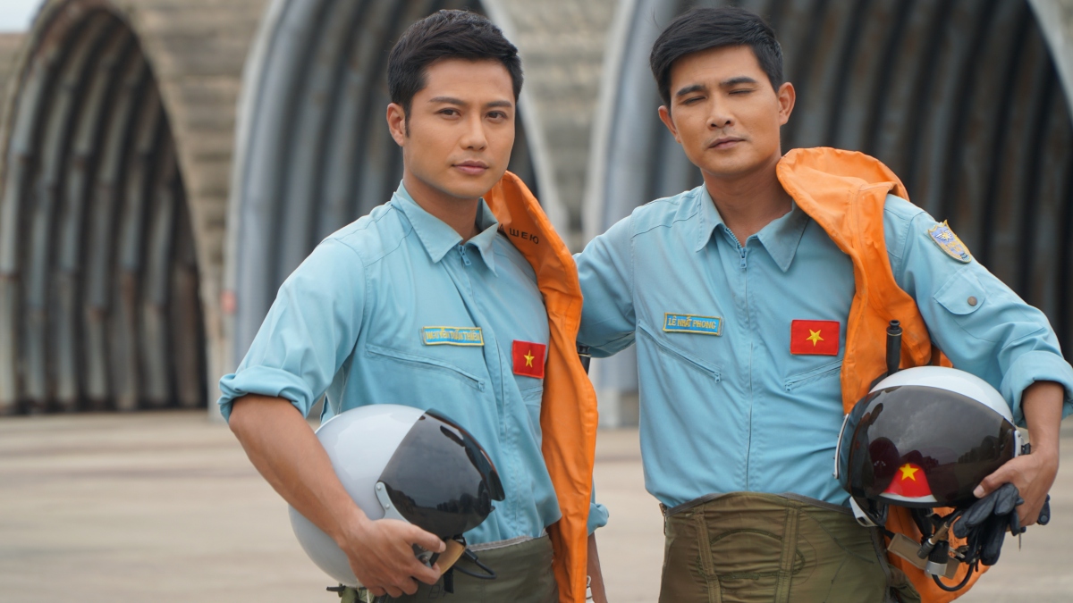 Thanh Sơn, Bình An hóa phi công điển trai trong phim chiếu Tết "Yêu hơn cả bầu trời"