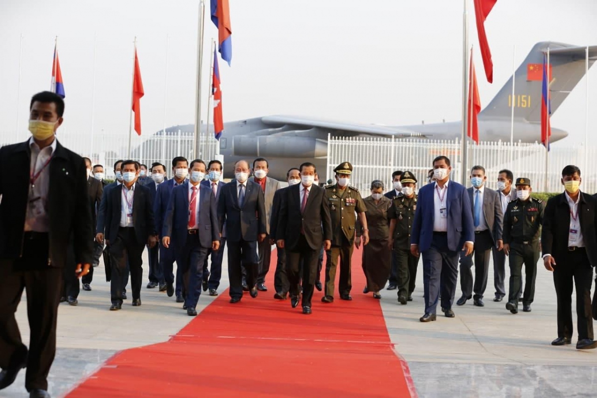 Thủ tướng Campuchia ra sân bay nhận lô vaccine Covid-19 đầu tiên do Trung Quốc viện trợ