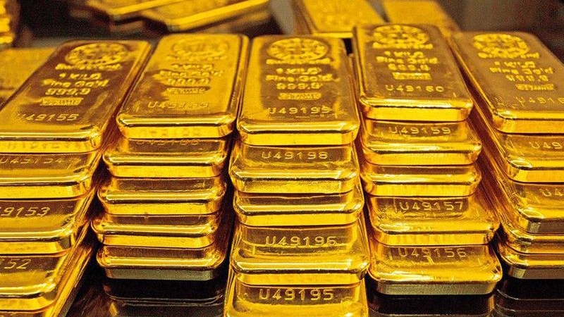 Giá vàng thế giới giảm mạnh, vàng trong nước vẫn đắt hơn 5,18 triệu đồng/lượng