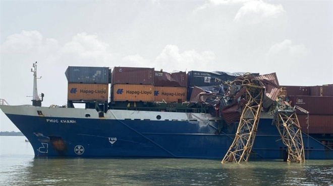 Tàu container đâm gãy cẩu thi công trụ tháp cầu Phước Khánh
