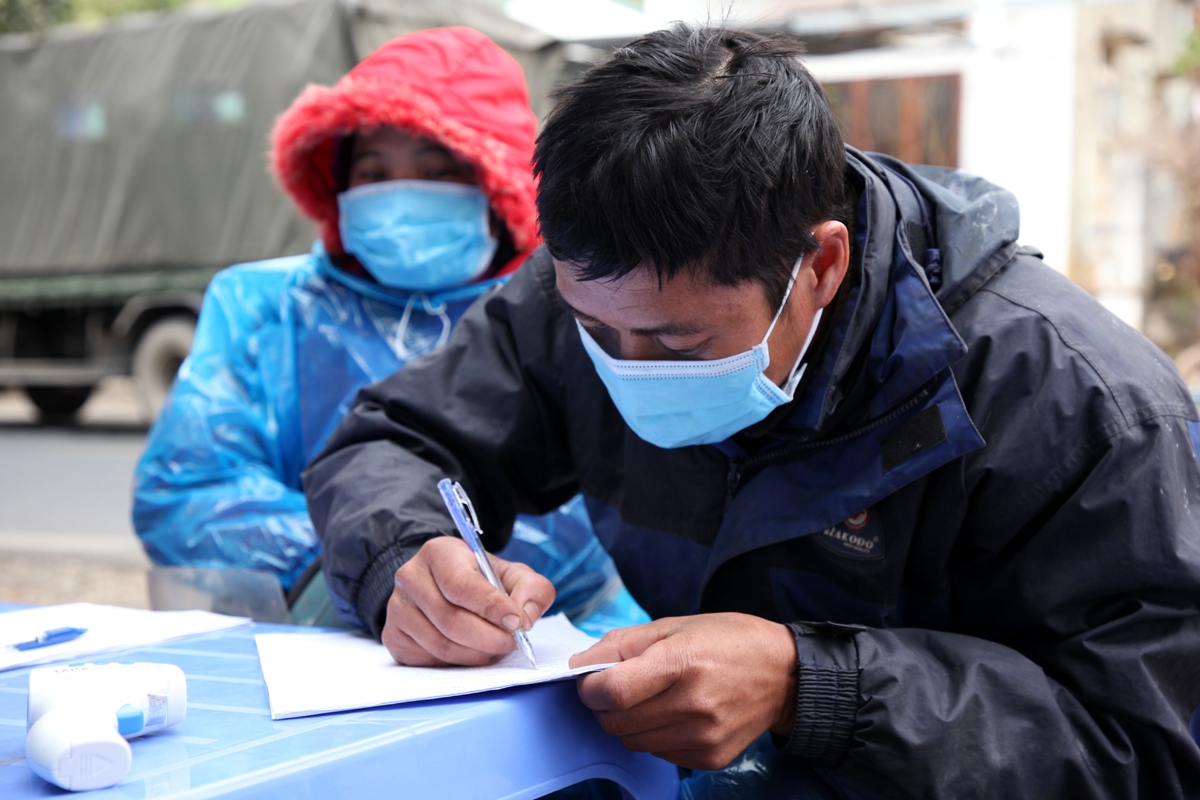 Lai Châu xử phạt thêm 1 bác sĩ khai báo không kịp thời khi từ vùng dịch về