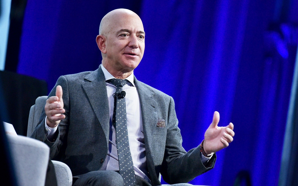 Tỷ phú Jeff Bezos bất ngờ rút khỏi vị trí CEO Amazon