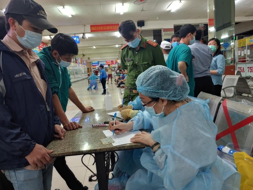 Nhân viên y tế làm việc xuyên Tết để lấy mẫu xét nghiệm trên diện rộng