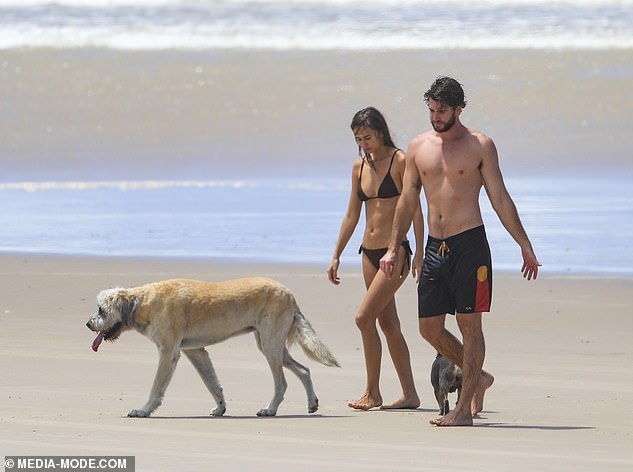 Liam Hemsworth ngọt ngào ôm bạn gái trên bãi biển