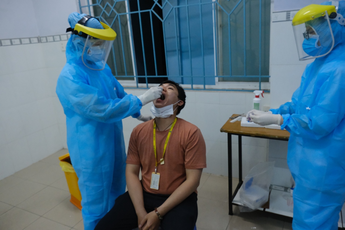 Kiểm soát chuỗi lây nhiễm liên quan đến sân bay Tân Sơn Nhất bằng xét nghiệm thần tốc