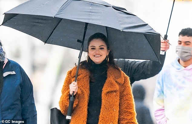 Selena Gomez xinh đẹp trở lại phim trường sau tin đồn có tình mới