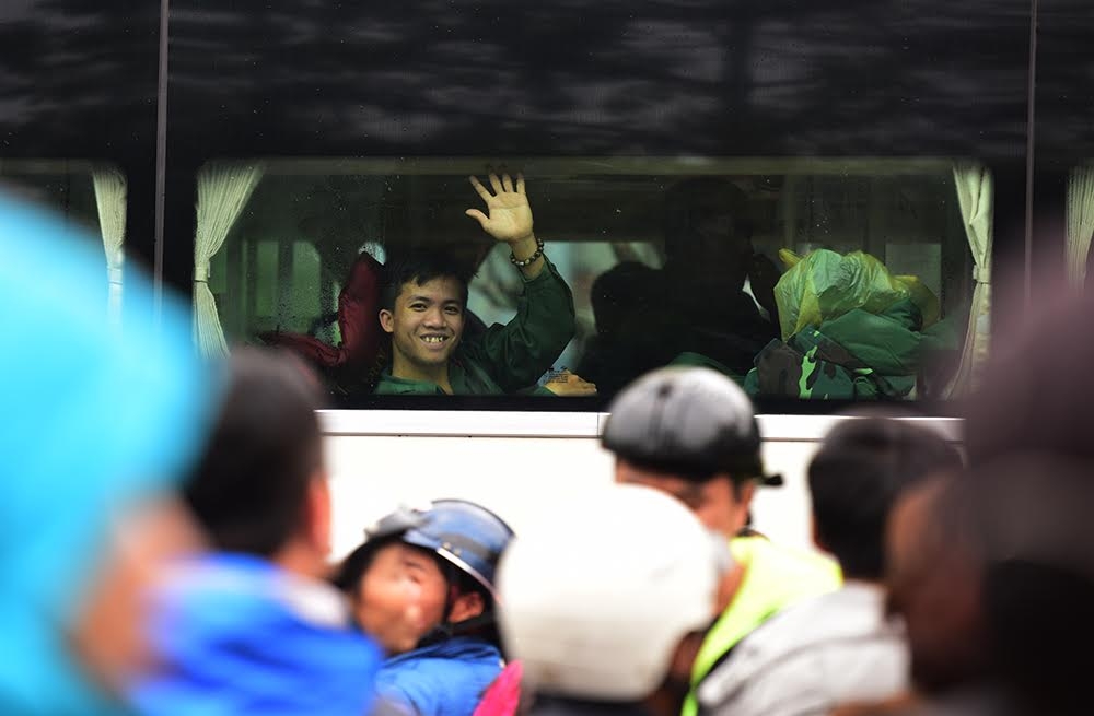 Hàng ngàn tân binh lên đường nhập ngũ