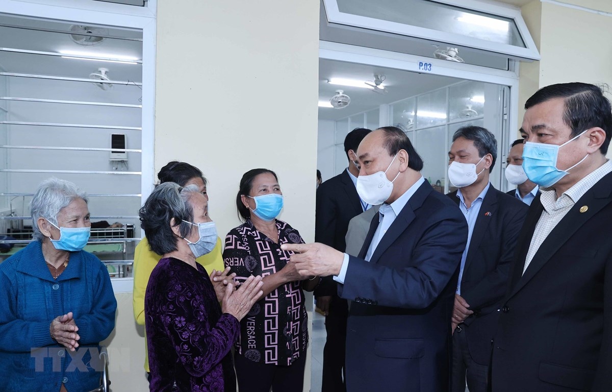 Thủ tướng thăm và tặng quà tại Trung tâm bảo trợ xã hội tỉnh Quảng Nam
